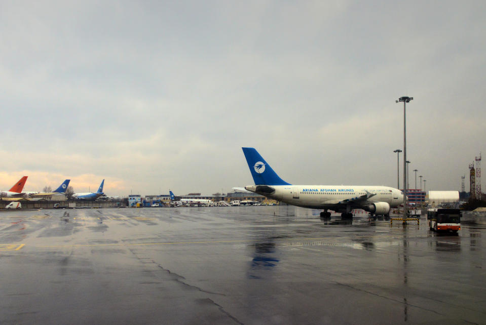 <p>Dos aerolíneas de Afganistán están prohibidas en la UE. Una de ellas es Ariana Afghan Airlines, la más grande del país y cuya base de operaciones se encuentra en el Aeropuerto Internacional de Kabul. (Foto: Getty Images).</p> 