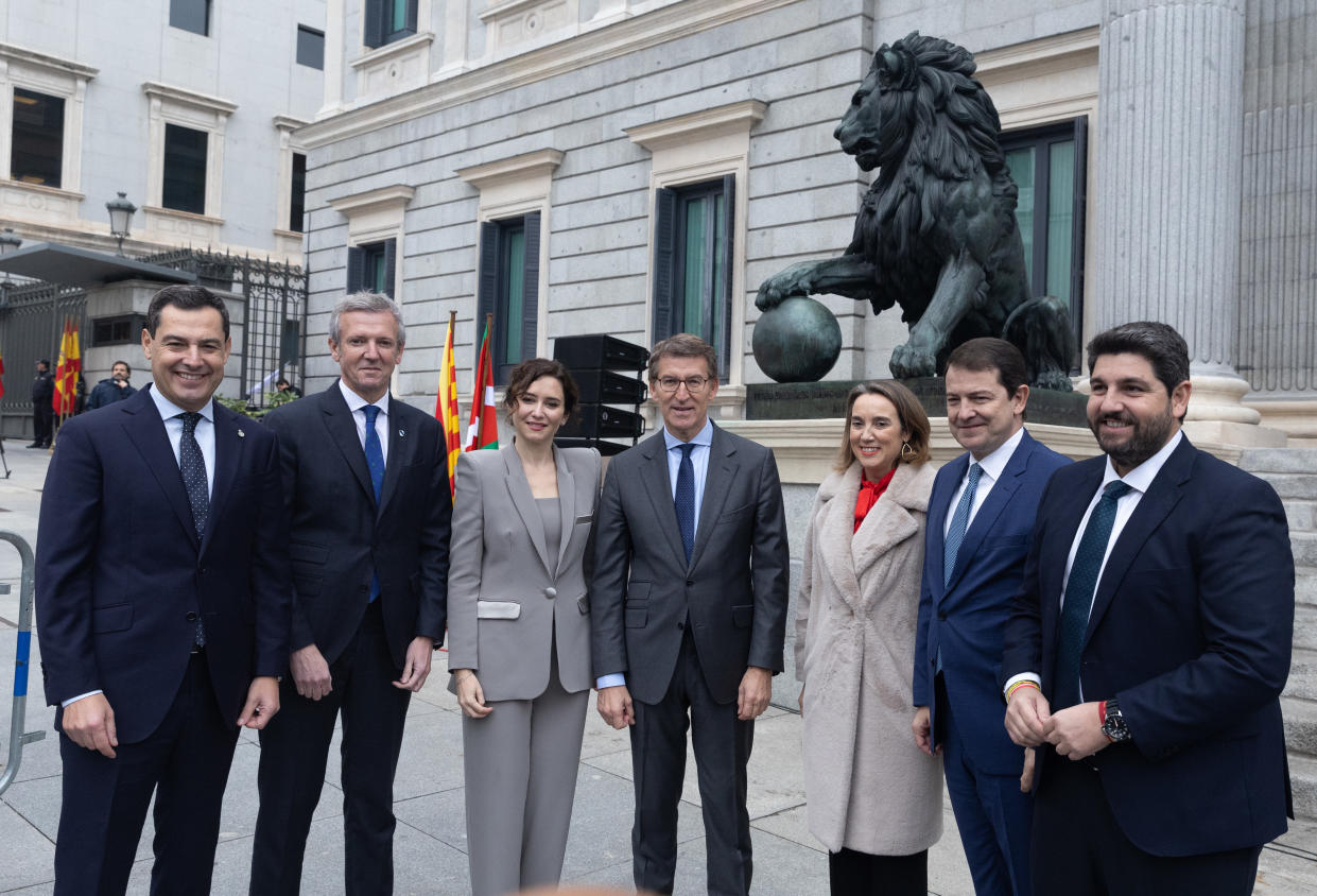 El líder del Partido Popular, Alberto Núñez Feijóo, junto a la portavoz del PP en el Congreso, Cuca Gamarra, y los presidentes populares de Andalucía, Juanma Moreno, Galicia, Alfonso Rueda, Madrid, Isabel Díaz Ayuso, Castilla y León, Alberto Fernández Mañueco y Murcia, Fernando López Miras, en el acto oficial del Día de la Constitución. (Foto: Eduardo Parra / Europa Press / Getty Images). 