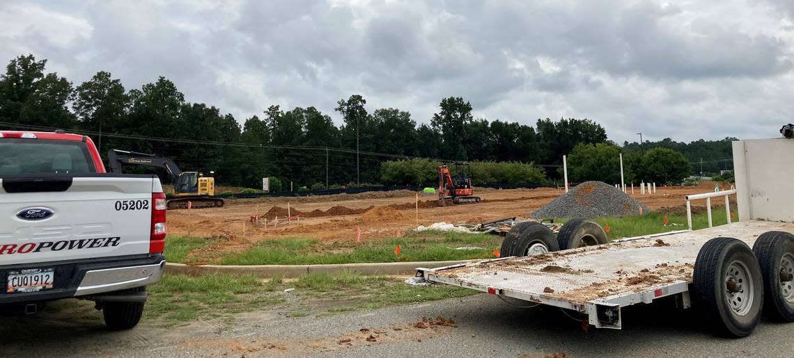 A Mavis Tires & Brakes is going up on an out parcel at the Publix at Gunn Battle shopping center in Warner Robins near Watson Boulevard and U.S. 41. The Publix at Gunn Battle at 6015 Watson Blvd. is within the city limits of Warner Robins but has a Byron mailing address. Workers for Buford-based Dooley Mack Constructors were on site Thursday.