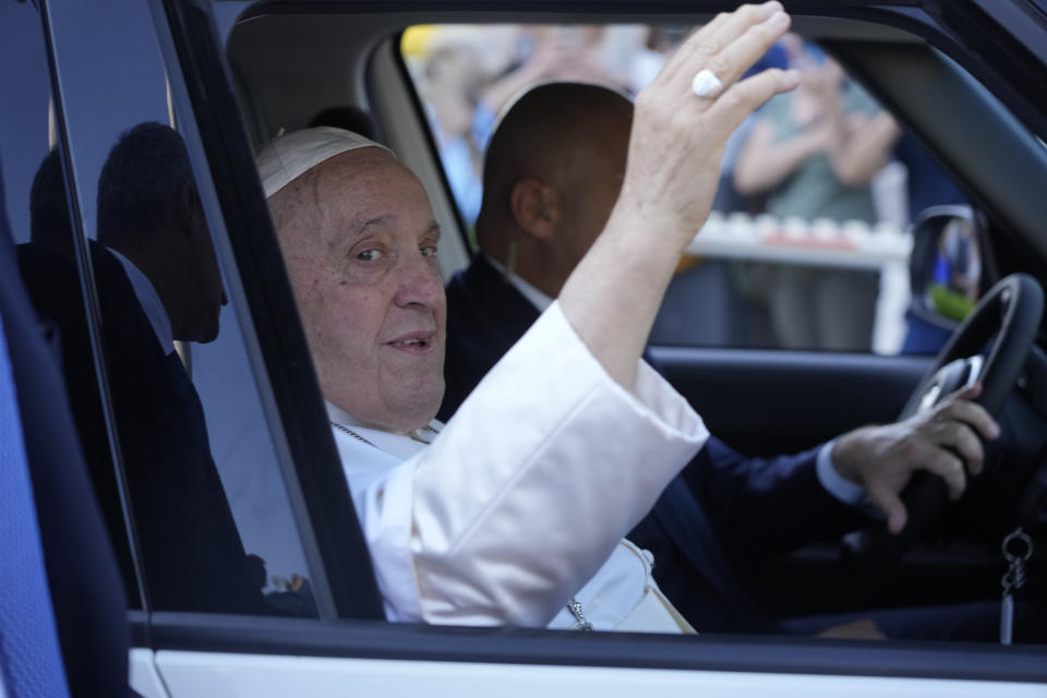 El papa saluda desde un coche tras salir del hospital policlínico universitario Agostino Gemelli en Roma, el 16 de junio de 2023, nueve días después de someterse a una operación abdominal. (AP Foto/Andrew Medichini)