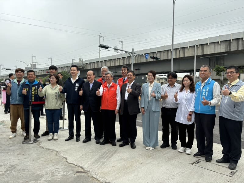 陳建仁視察竹縣高鐵聯絡道完工改善成果 行政院長陳建仁（前右7）12日與新竹縣長楊文科 （前右6）、新竹市長高虹安（前右5）等人前往視察 竹縣高鐵橋下聯絡道延伸至竹科工程（中興路－力行 路段）完工後改善成果，陳建仁感謝中央地方團結攜 手合作，讓建設不斷前進。 中央社記者郭宣彣攝  113年4月12日 