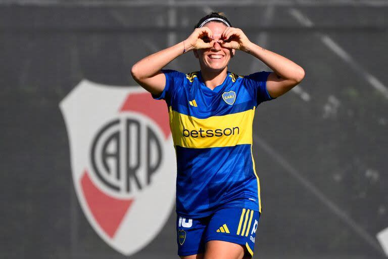 Camila Gómez Ares celebra el 1-0 para Boca en el superclásico ante River. (Photo by Luis ROBAYO / AFP)