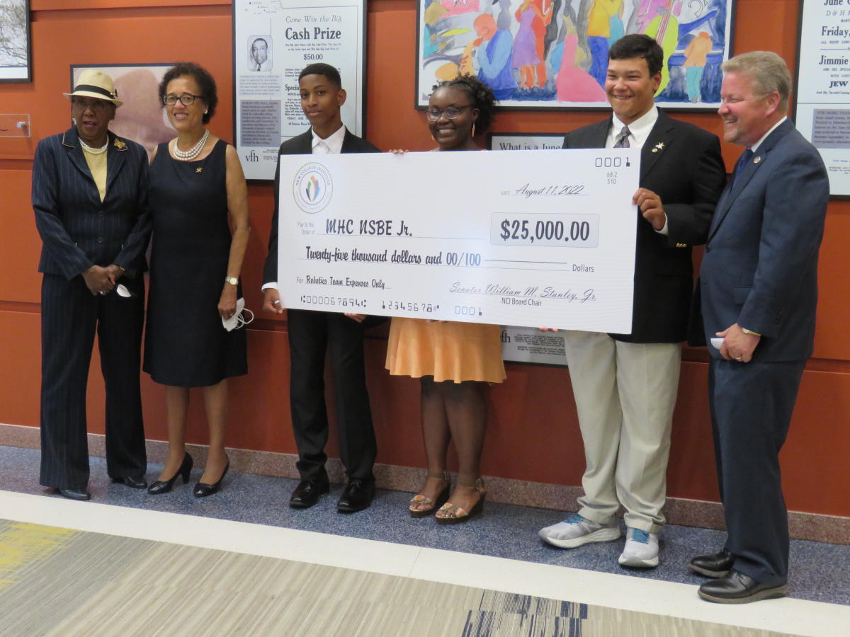 New College Institute Board Presents Local NSBE Chapter with $25,000 for Robotics Team - Image