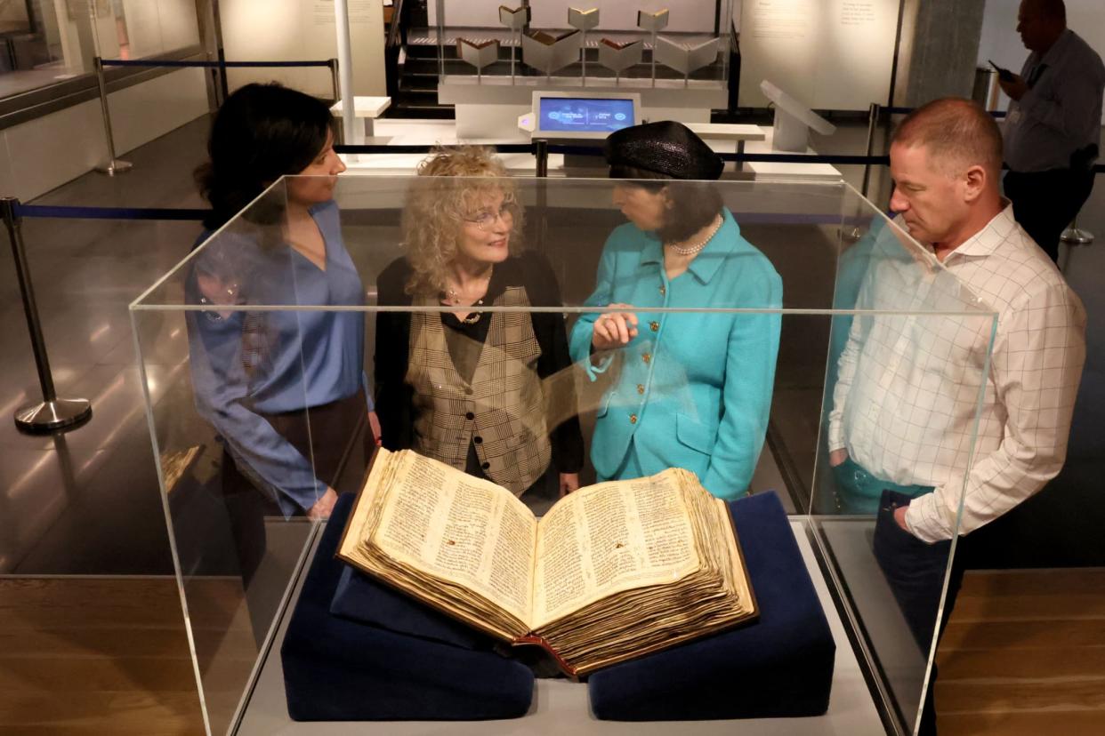 La plus ancienne bible hébraïque connue est exposée à Tel-Aviv avant d'être mise aux enchères à New York. - JACK GUEZ / AFP