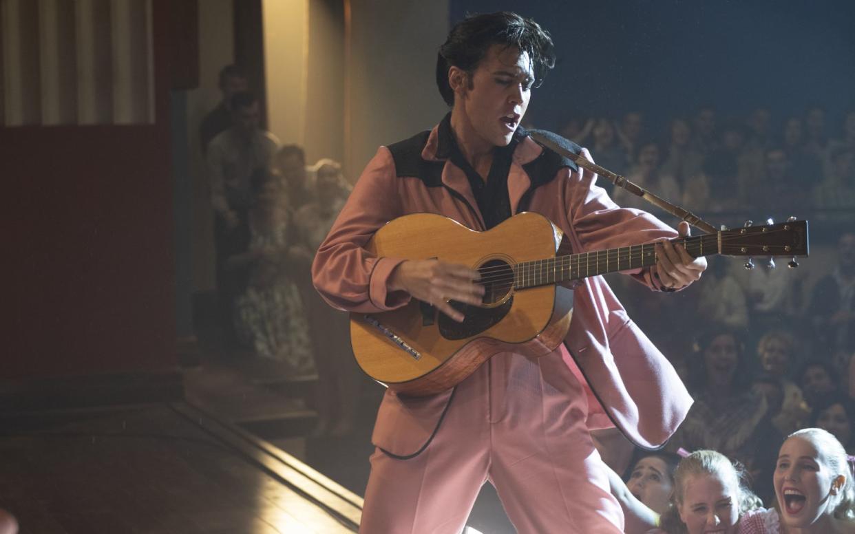 "Herausragend", so beurteilte Priscilla Presley die Leistung von Hauptdarsteller Austin Butler in "Elvis".


 (Bild: 2022 Warner Bros. Entertainment Inc.)