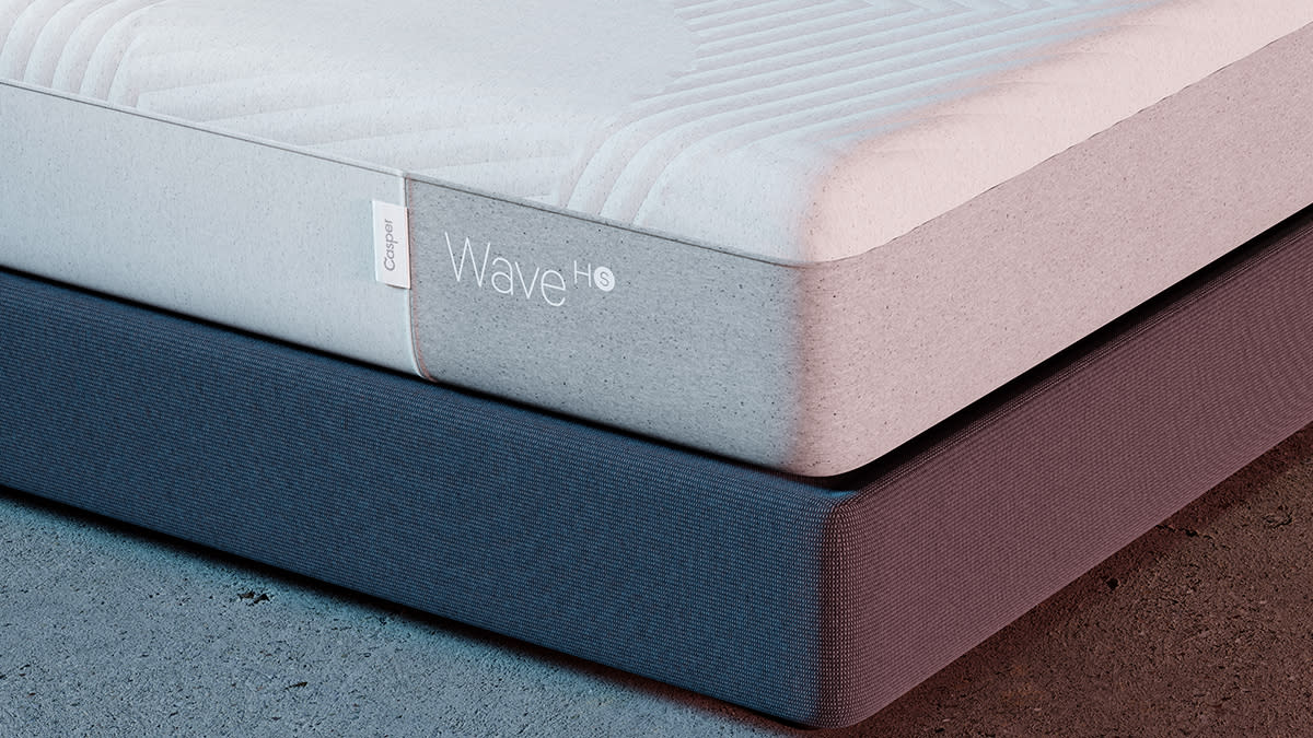  Casper Wave Hybrid Snow mattress review: image shows a corner of the grey and white mattress with the Casper logo on display. 