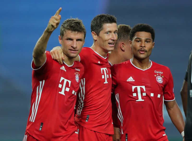 Serge Gnabry del Bayern Munich celebra el segundo gol con sus compañeros de equipo, mientras el juego se reanuda a puerta cerrada tras el brote de la enfermedad coronavirus (COVID-19)