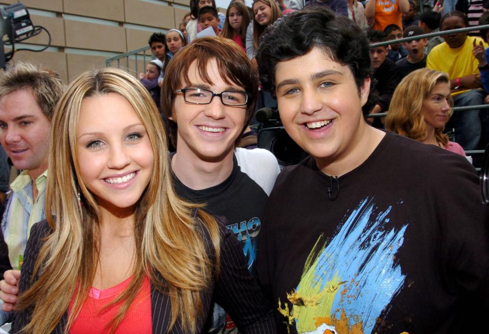 Amanda Bynes posing with fellow Nickelodeon stars Drake Bell and Josh Peck at the 2004 Nickelodeon Kids' Choice Awards.