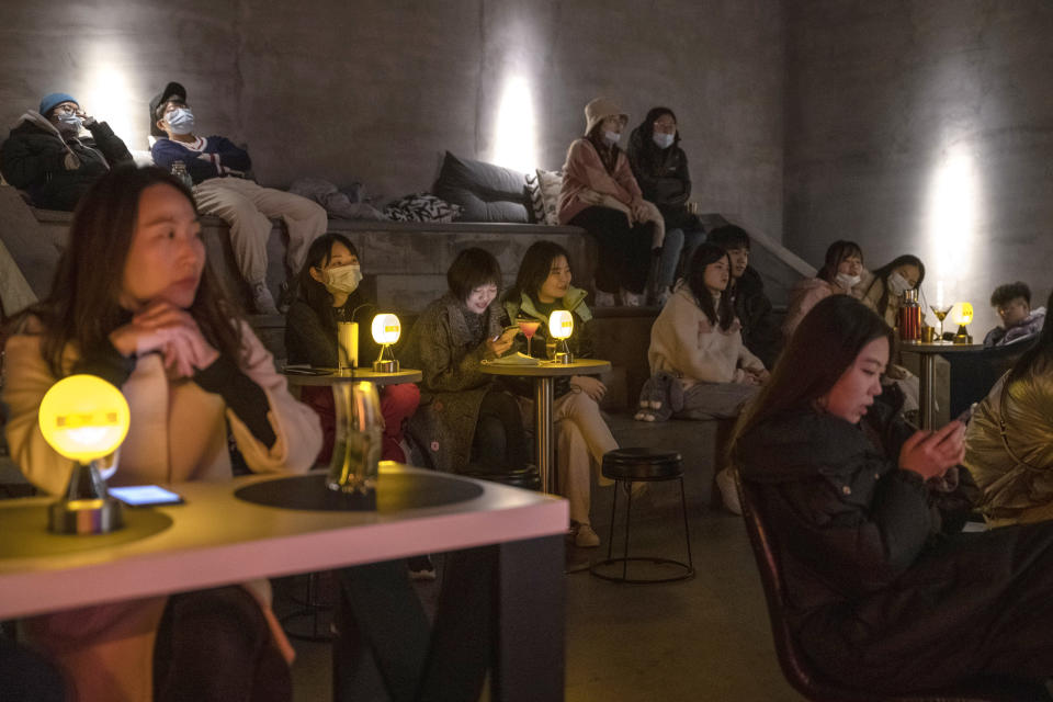 Personas en un bar de música en Wuhan, China, el 8 de enero de 2021. (Gilles Sabrie/The New York Times)