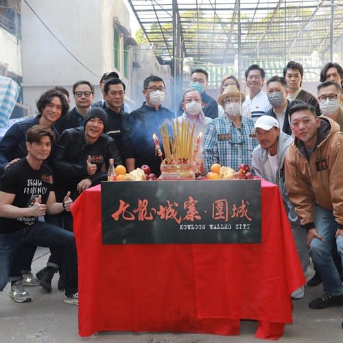 Richie with his 'Kowloon Walled City' co-stars and crew that include Louis Koo and Sammo Hung 