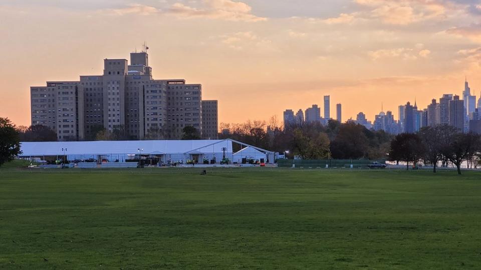 Trabajadores del gobierno de la ciudad de Nueva York desmantelan una carpa instalada en la isla Randalls para alojar a migrantes. Foto: 18 de noviembre de 2022.