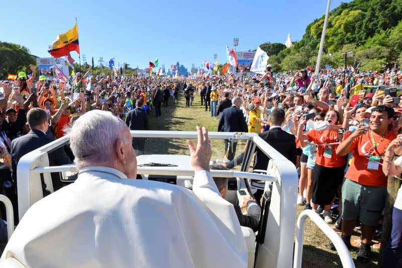 Foto del viernes del Papa Francisco en el via crucis en el Parque Eduardo VII de Lisboa