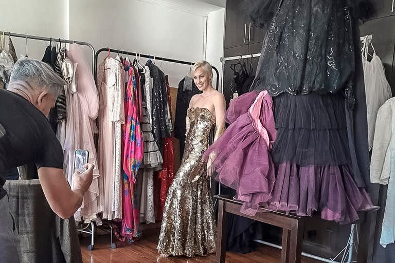 Ingrid Grudke se prueba su vestido para la Gala a beneficio de la Casa del Teatro