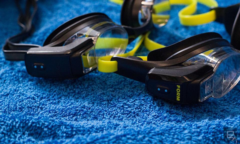 Forma Smart Swim 2 al lado de su predecesor más grande y antiguo.