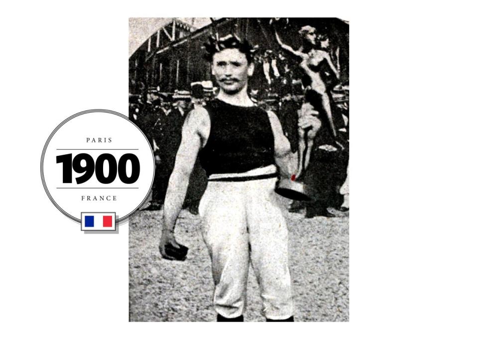 En 1900, le gymnaste français Gustave Sandras avait opté pour un maillot de corps noir (un justaucorps sans manches) et un pantacourt attaché aux pieds à l'aide d'élastiques, une tenue traditionnelle chez les gymnastes hommes à l'époque.  