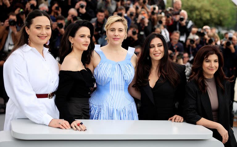 Las mujeres que forman parte del jurado del 77º Festival de Cannes posan en la jornada inaugural del gran evento francés: la actriz estadounidense Lily Gladstone, la actriz francesa Eva Green, la directora estadounidense y -presidenta del jurado- Greta Gerwig, la directora libanesa Nadine Labaki y la escritora y fotógrafa turca Ebru Ceylan