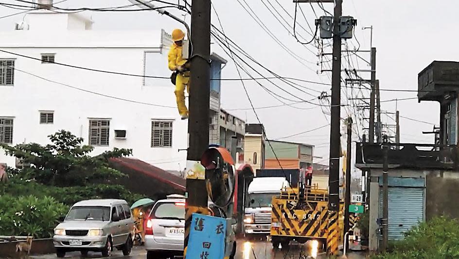 颱風過境所帶起的劇烈對流引起雷擊，台電搶修遭雷擊而中斷的電力。