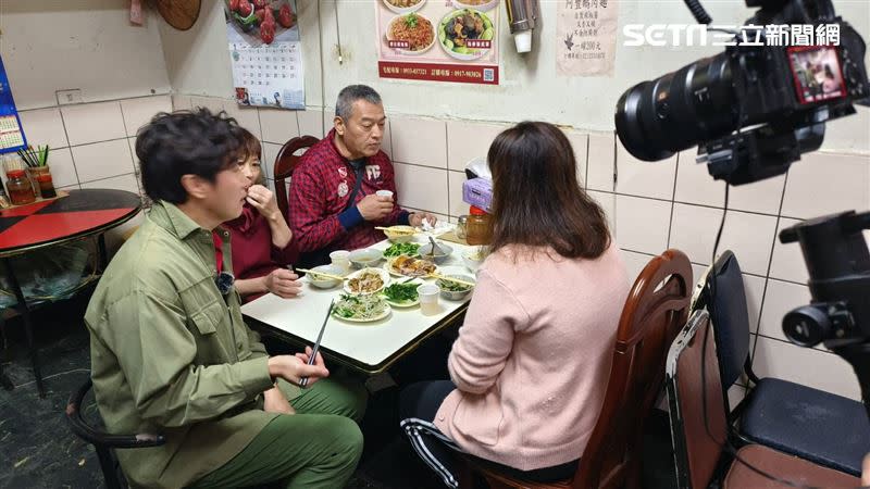 陳鴻和三立新聞網合作，進軍新媒體，開設新節目《阿鴻の美食散步》，繼續將自身的餐飲美學專長發揚光大。（圖／《阿鴻の美食散步》提供）