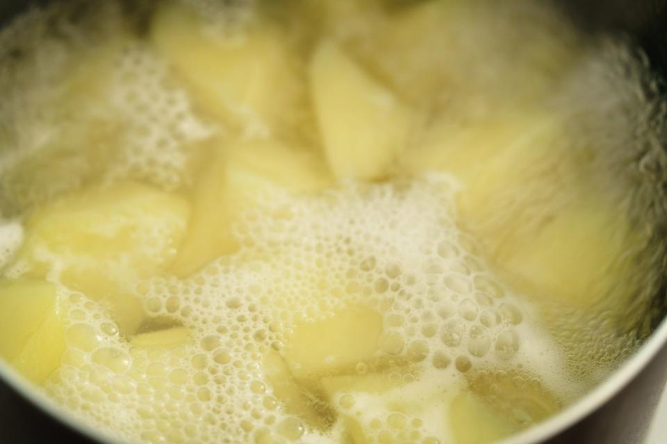 <p>Auch gegen Husten hilft Kartoffelsud. Um den Hustenreiz zu lindern, sollte man am besten ungesalzenes Kartoffelwasser zu sich nehmen. Dafür wird das Wasser leicht erhitzt und mit etwas Honig angerührt. Wegen des Solanin-Gehalts sollte man Kartoffelwasser als Getränk aber nur aus geschälten Kartoffeln genießen. (Bild: iStock / GCapture)</p> 