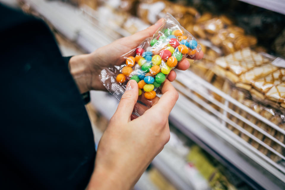Befinden sich Süßigkeiten im Kassenbereich, neigen Kunden eher dazu, diese zu kaufen. (Symbolbild: Getty Images)