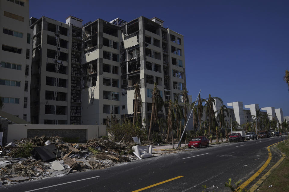 Vista de los apartamentos destrozados tras el paso del huracán Otis, en el sector Diamante de Acapulco, México, el jueves 9 de noviembre de 2023. Cerca de tres semanas después del paso del huracán de categoría 5 destrozando ese puerto del Pacífico y dejando 48 personas muertas y la infraestructura de la ciudad en esqueleto, las tareas de reconstrucción continúan. (AP Foto/Marco Ugarte)