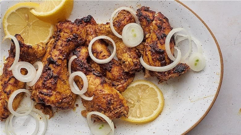 Tandoori chicken with lemon and onions