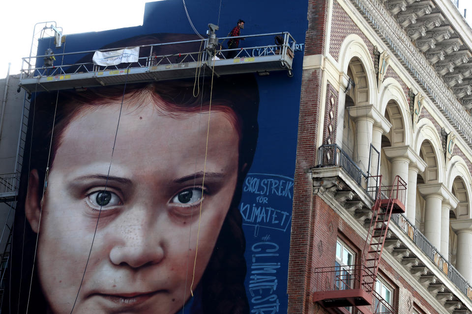 El mural con el rostro de la joven ambientalista Greta Thunberg que se pinta en un edificio del centro de San Francisco. (Justin Sullivan/Getty Images)