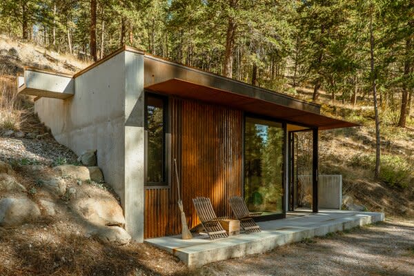 The exterior’s concrete walls pick up on the tones of the rocks that emerge from the surrounding hillside. 