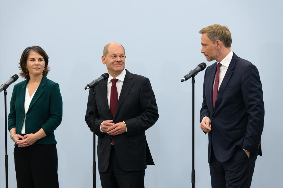 Grünen Parteichefin Annalena Baerbock, Olaf Scholz (SPD) und Christian Lindner, Spitze der FDP geben ein Pressestatement