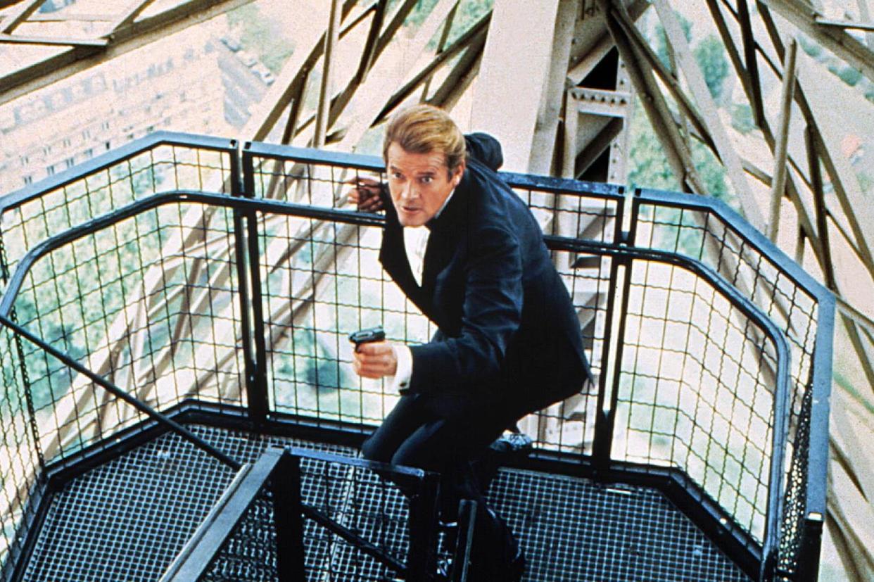 Roger Moore as 007 James Bond on the steps of the Eiffel Tower in A View to a Kill 1985: Sportsphoto/Allstar/Cinetext Collection