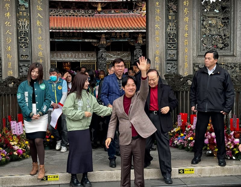 總統當選人賴清德（前中）10日前往台北市龍山寺參香祈福，賴清德在參拜後向在場群眾揮手打招呼，祝福大家身體健康、萬事如意、龍年行大運、新年快樂。（中央社）