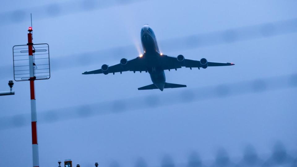 Ein Frachtflugzeug startet vom Flughafen Leipzig/Halle.