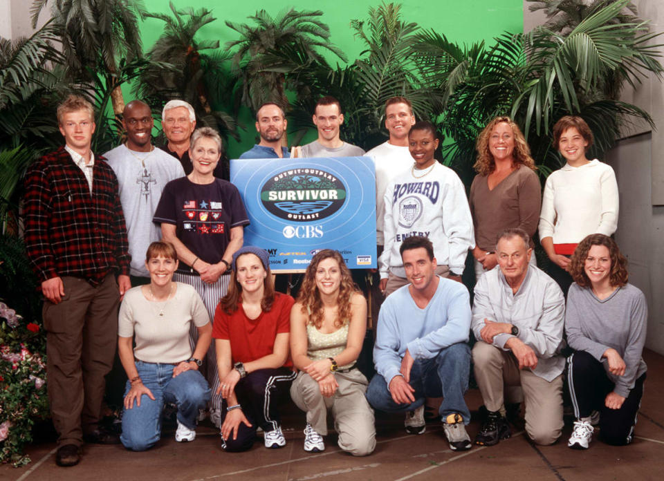 Primera fila de concursantes de Survivor, desde la izquierda: Gretchen Cordy, Kelly Wigglesworth, Jenna Lewis, Sean Kenniff, Rudy Busch y Stacey Stillman.  Fila de atrás, de izquierda a derecha: Greg, Gervase, BB, Sonya, Richard, Dirk, Joel, Ramona, Susan y Colleen.