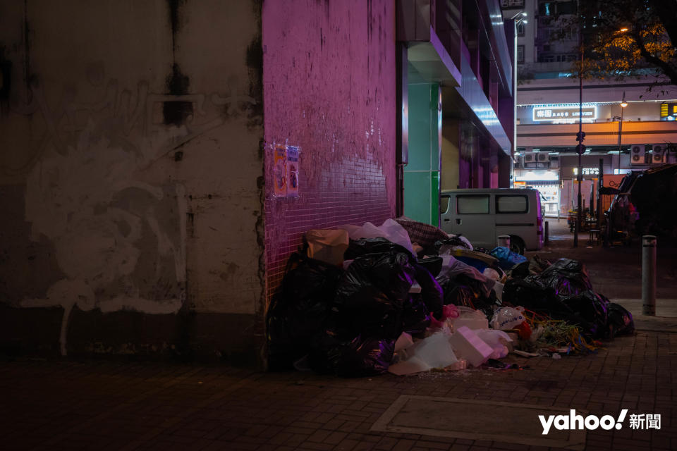 沙田有垃圾站外堆滿雜物和垃圾