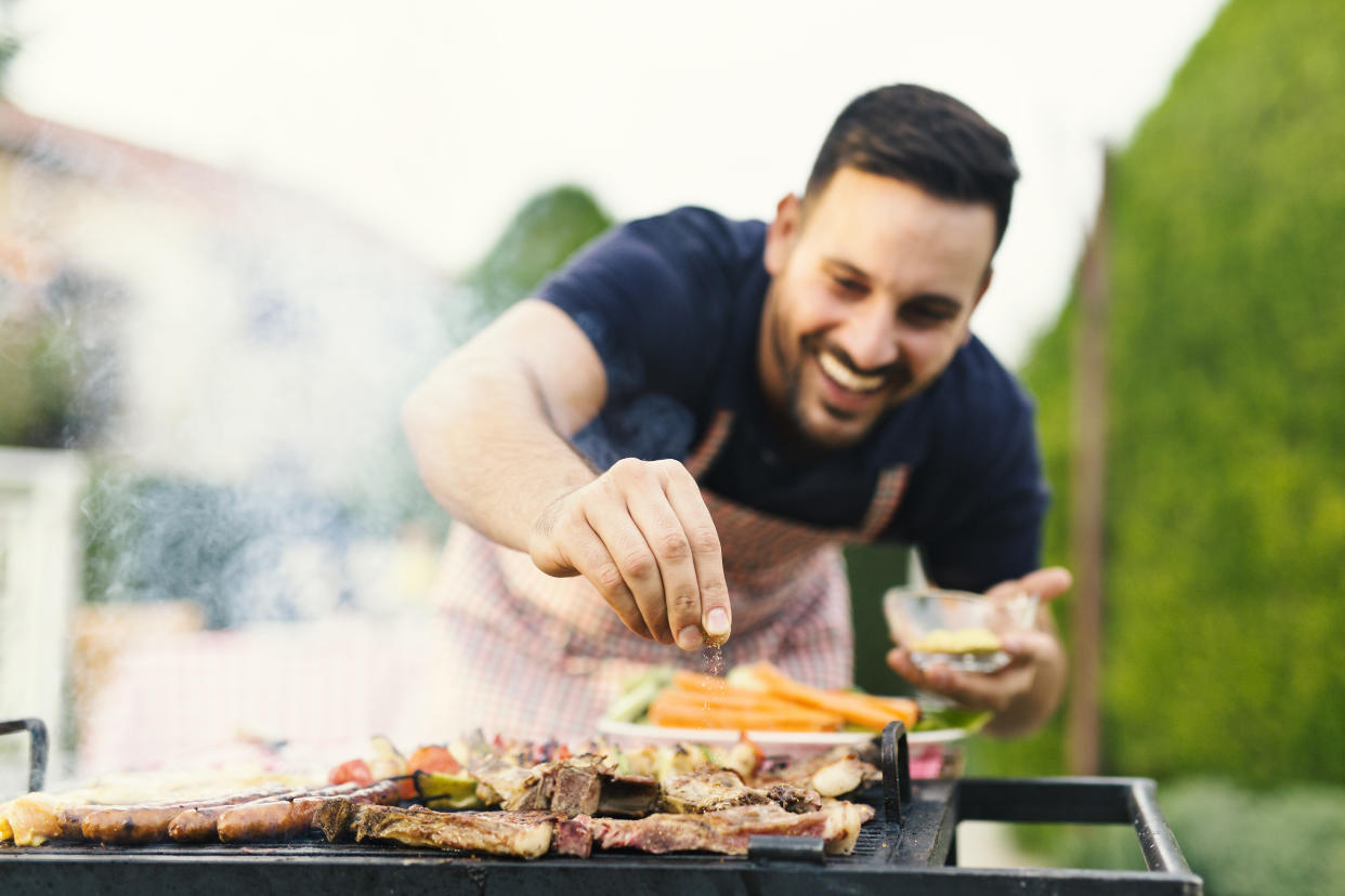 Con estos utensilios papá será el rey de la parrilla. Foto: Getty Images.