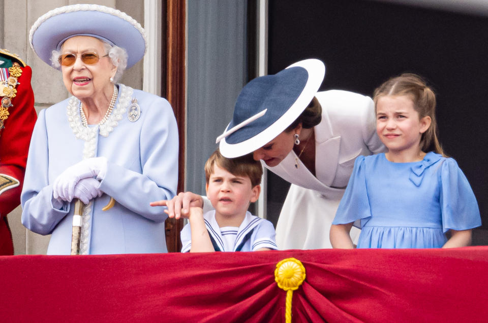 <p>O príncipe Louis se destacou pelas caretas junto à irmã, Charlotte, ao lado da mãe, Kate, e da bisavó, a rainha Elizabeth II (Foto: Samir Hussein/WireImage)</p> 