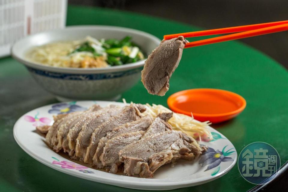 取自鵝胸的「鵝肉」，肉質比較軟嫩，怕油膩可選這個部位。（30元／兩，圖中約200元）