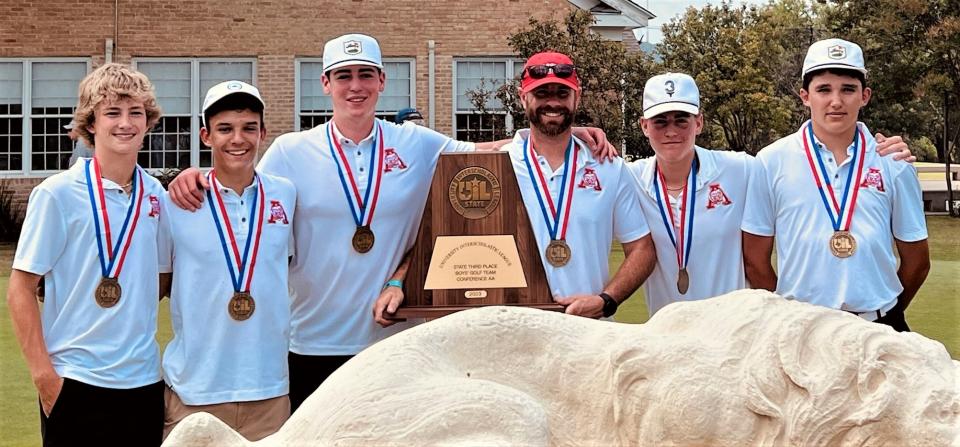 Albany posa con su trofeo de tercer lugar ante el estatuto de los Leones en el campo de golf municipal Lions el martes en Austin.  En la foto, de izquierda a derecha, están Ayden Balliew, Luke Marshall, Houston Heatly, el entrenador Tate Thompson, Huffman Heatly y Lute Wheeler.