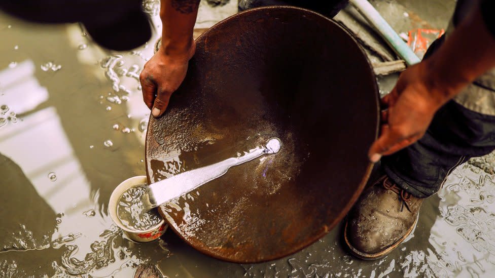 Mezcla de agua y mercurio para extraer oro de una roca