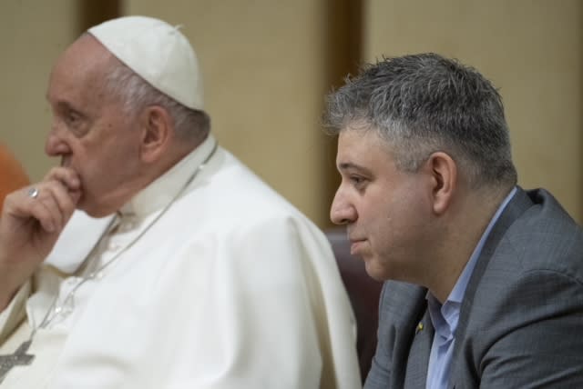 Режисер Євген Афінєєвський сидить поруч із Папою Франциском на показі документального фільму у Ватикані 