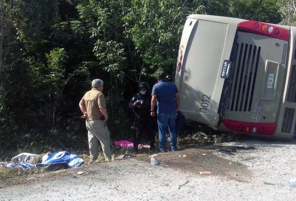 Mexican police officers and paramedics responded to the scene of the bus crash that left at least 12 people dead. (Photo: MANUEL JESUS ORTEGA CANCHE via Getty Images)