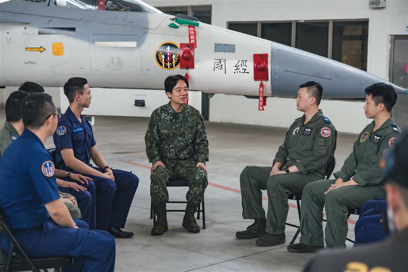 賴清德總統日前前往台中清泉崗基地視導「空軍第三戰術戰鬥機聯隊」，並以錄影方式為「國軍精神戰力專案教育」錄製勗勉談話。（圖／軍聞社提供)