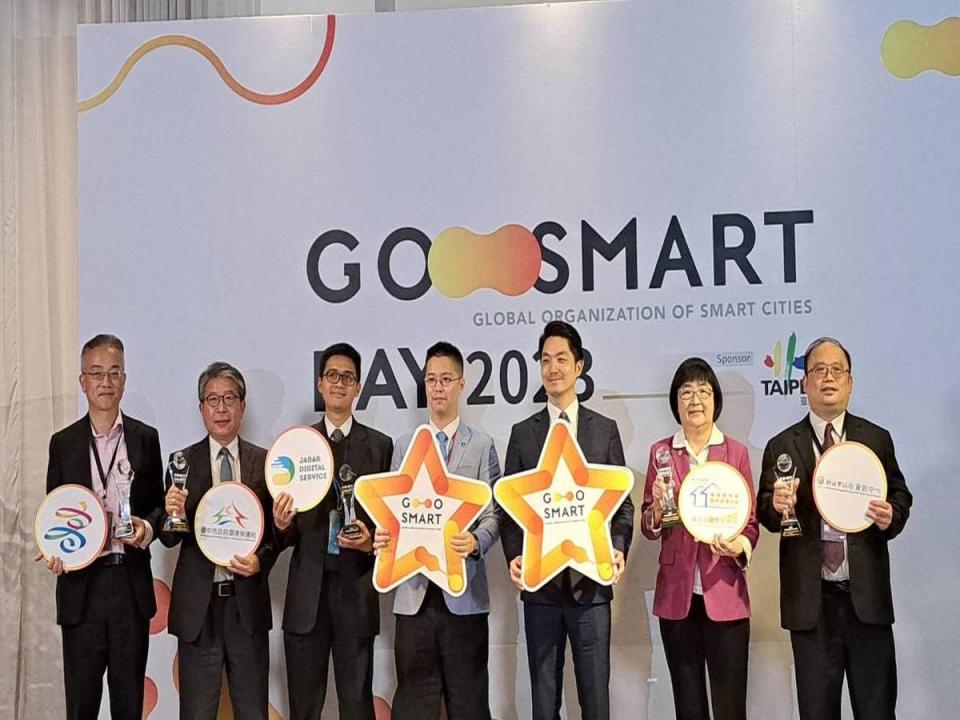 中市「空品感測器物聯網」屢獲肯定，再奪GO SMART國際大獎，環保局長陳宏益親自出席領獎。（圖：中市府提供）