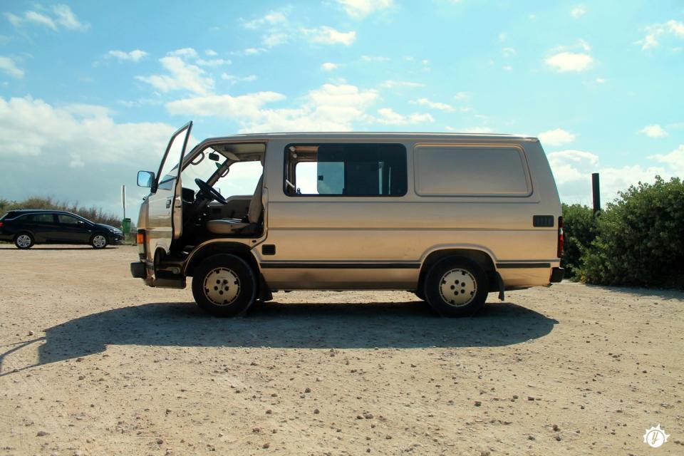 Questo Toyota Hiace del 1989 è il mezzo perfetto per chi viaggia in coppia: pratico, poco ingombrante e con tutto ciò che serve per viaggiare in autonomia. Si trova a due passi da Lisbona, a Queluz, e, con il suo spirito un po’ anni Sessanta, è pronto a partire alla scoperta dell’intero Portogallo, da sud a nord. La vicina zona di Cascais e il suo Parco Naturale, che vanta alcune delle scogliere più belle d’Europa, sono un luogo perfetto dal quale iniziare il viaggio lungo la costa del Paese. (Yescapa)