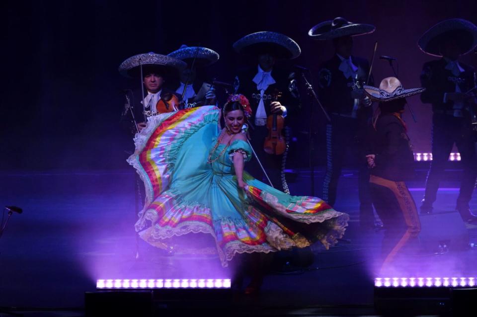 La danza también formó poarte del espectáculo del Mariachi Vargas de Tecalitlán.