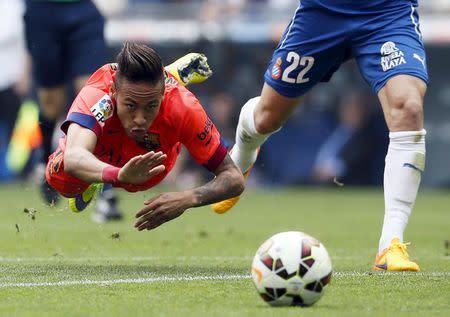 Barcelona's Neymar (L) is tackled by Espanyol's Lucas Vazquez during their Spanish first division soccer match, near Barcelona April 25, 2015. REUTERS/Albert Gea