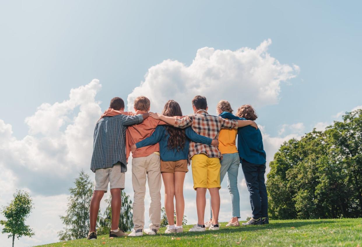 <a href="https://www.shutterstock.com/es/image-photo/back-view-happy-kids-standing-hugging-1505467751" rel="nofollow noopener" target="_blank" data-ylk="slk:LightField Studios/shutterstock;elm:context_link;itc:0;sec:content-canvas" class="link ">LightField Studios/shutterstock</a>