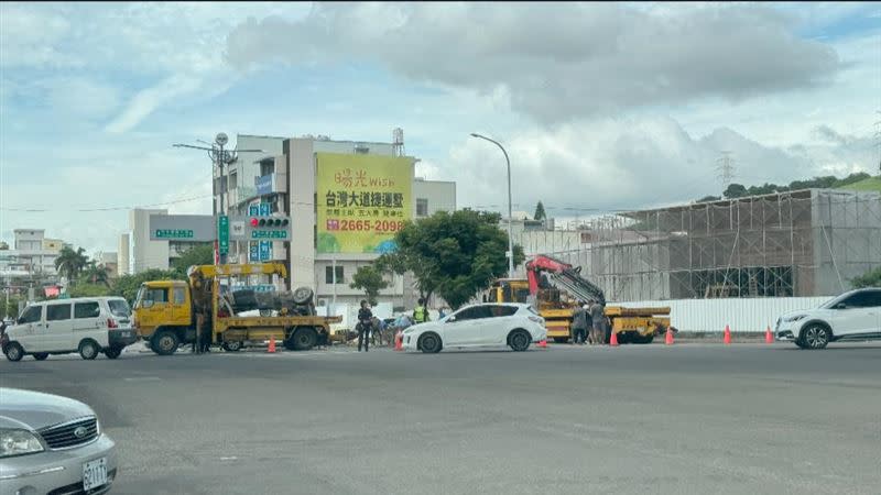 水泥車煞車失靈撞噴白色轎車、重機。（圖／民眾提供）