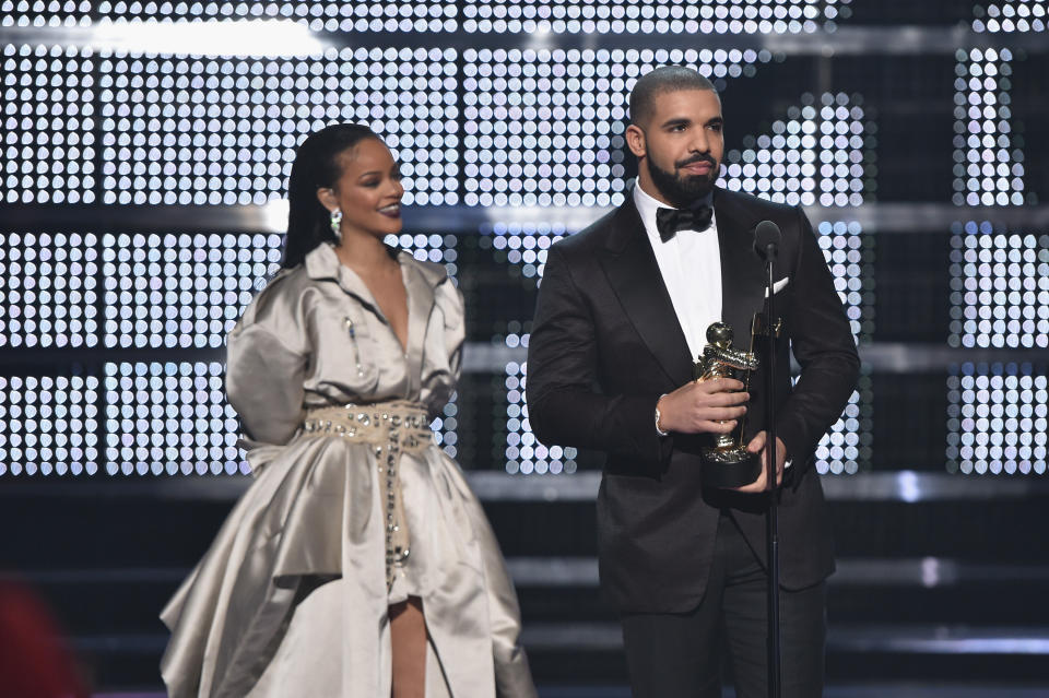 When did Drake date Rihanna?