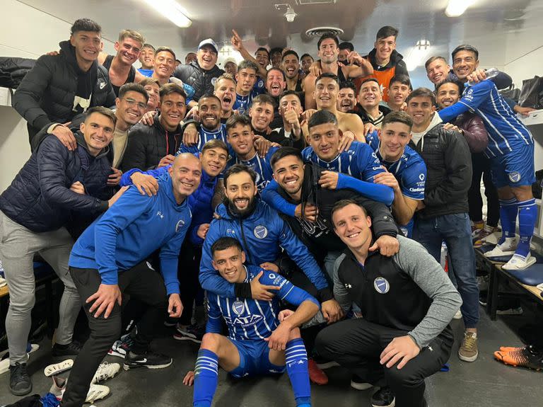 Símbolo de la alegría: el vestuario de Godoy Cruz, tras ganarle a Lanús y llegar a la punta del campeonato